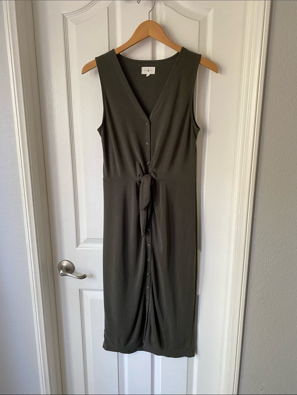 Lou & Grey Sleeveless V-Neck Button-Front Midi Dress in Olive